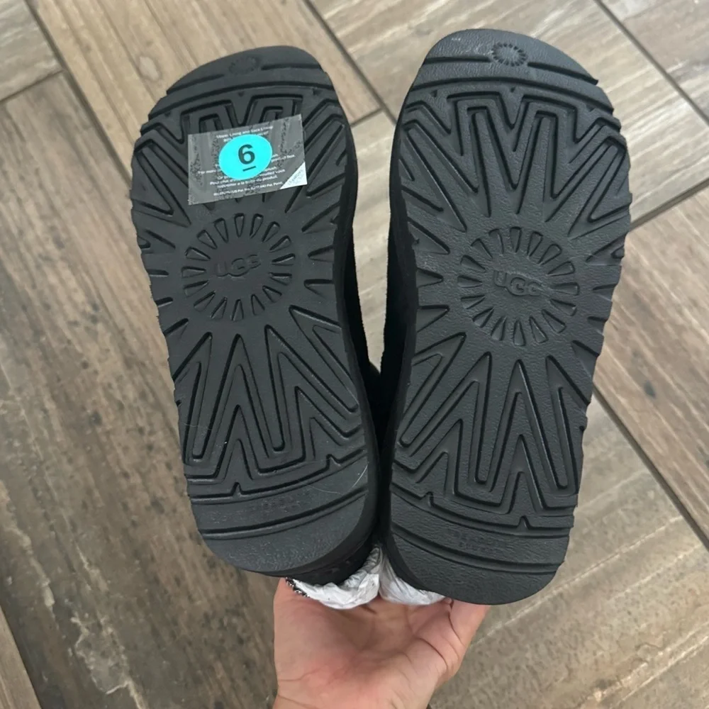 UGG Classic Mini Chains in Black size 6
